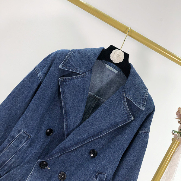 Női rövid farmerdzseki sötét színű gombokkal