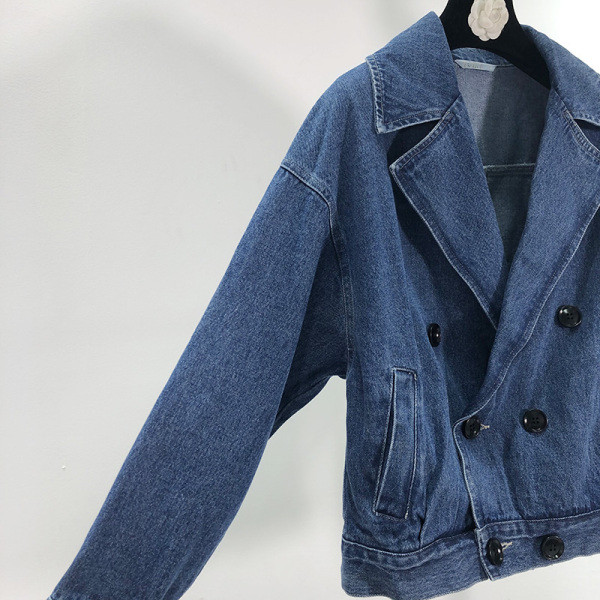 Női rövid farmerdzseki sötét színű gombokkal