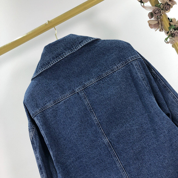 Női rövid farmerdzseki sötét színű gombokkal