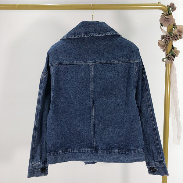 Női rövid farmerdzseki sötét színű gombokkal