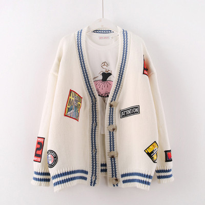 Női alkalmi mellény spitz nyakkivágással és színes emblémákkal