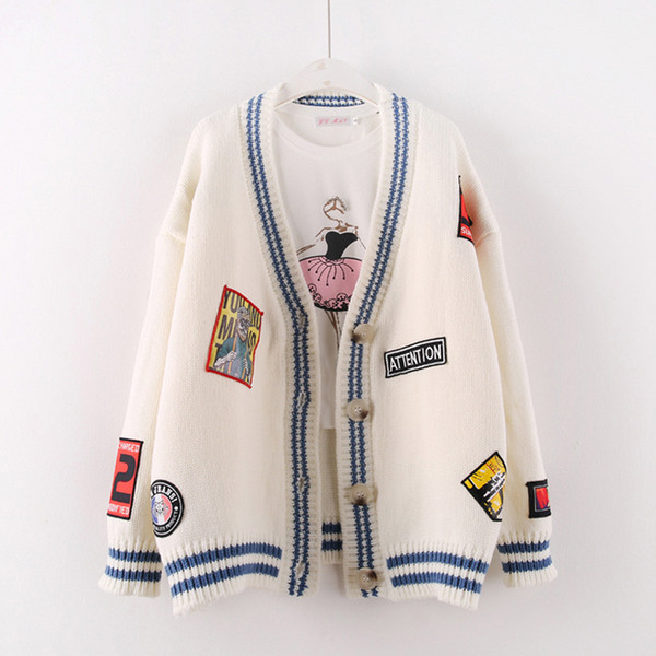 Női alkalmi mellény spitz nyakkivágással és színes emblémákkal