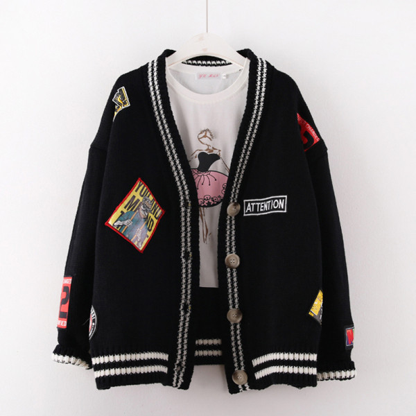 Női alkalmi mellény spitz nyakkivágással és színes emblémákkal