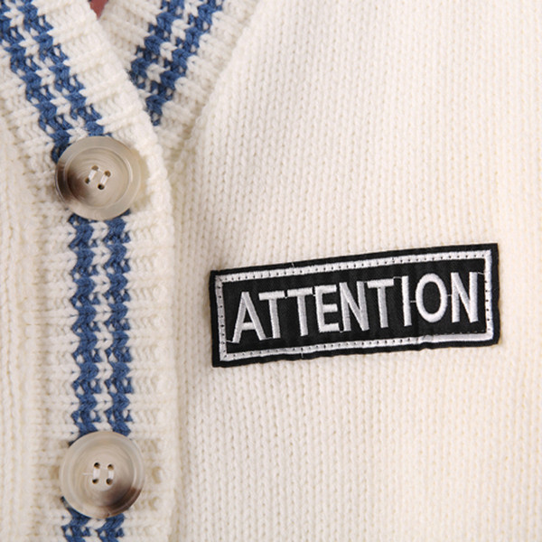 Női alkalmi mellény spitz nyakkivágással és színes emblémákkal