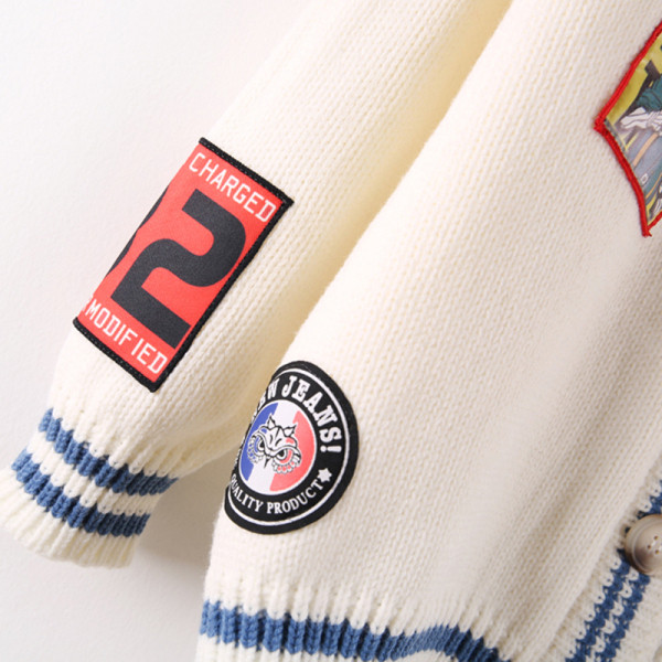 Női alkalmi mellény spitz nyakkivágással és színes emblémákkal