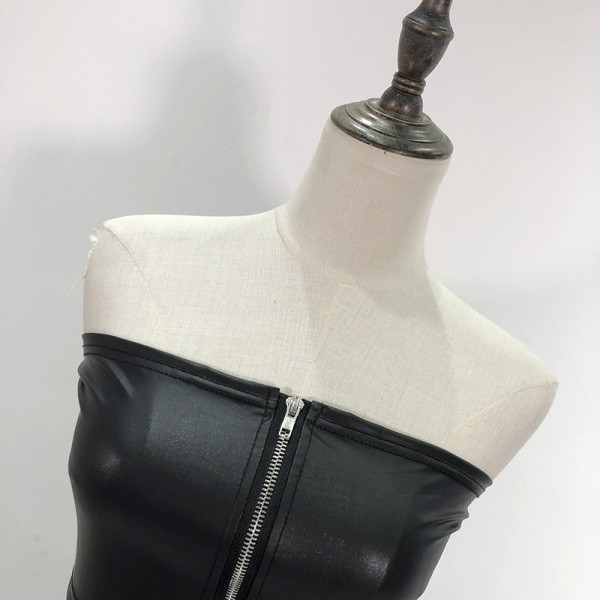 Rövid eko bőr mellszoba fekete színben cipzárral