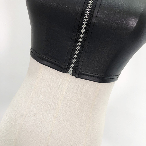 Rövid eko bőr mellszoba fekete színben cipzárral