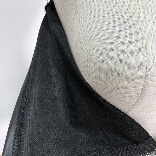 Rövid eko bőr mellszoba fekete színben cipzárral