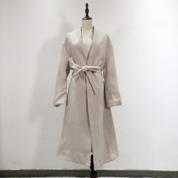 Дълго елегантно палто с колан в бежов цвят