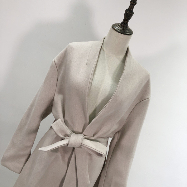 Дълго елегантно палто с колан в бежов цвят