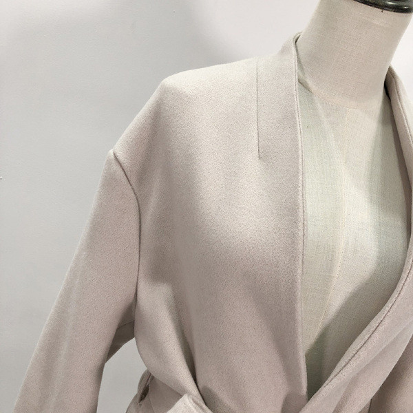 Дълго елегантно палто с колан в бежов цвят