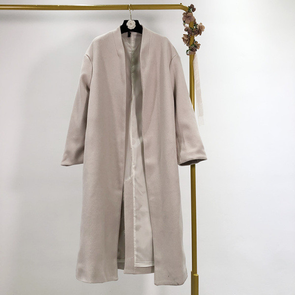 Дълго елегантно палто с колан в бежов цвят