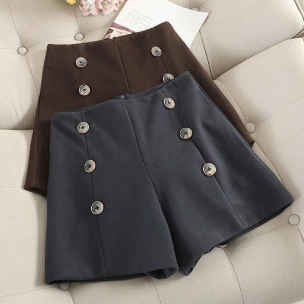 Modern női rövidnadrág gombokkal, három színben
