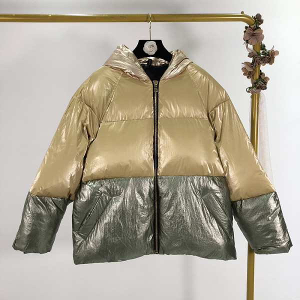 Fényes hatású rövid téli kabát, cipzárral és kapucnival