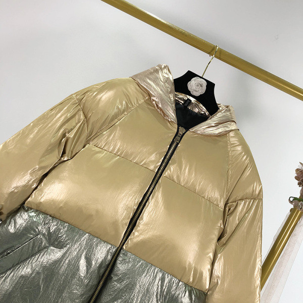 Fényes hatású rövid téli kabát, cipzárral és kapucnival