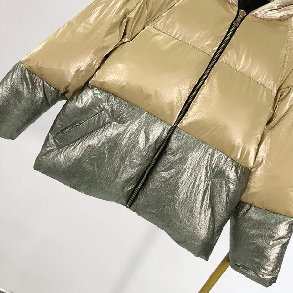 Fényes hatású rövid téli kabát, cipzárral és kapucnival