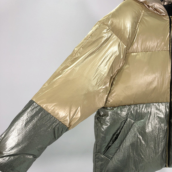 Fényes hatású rövid téli kabát, cipzárral és kapucnival