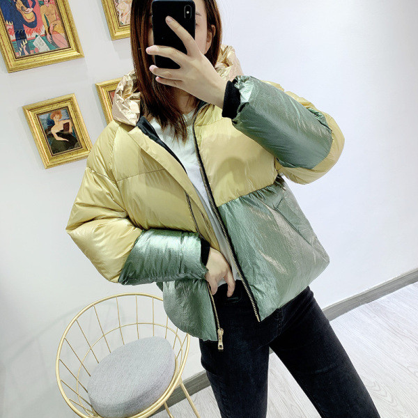 Fényes hatású rövid téli kabát, cipzárral és kapucnival