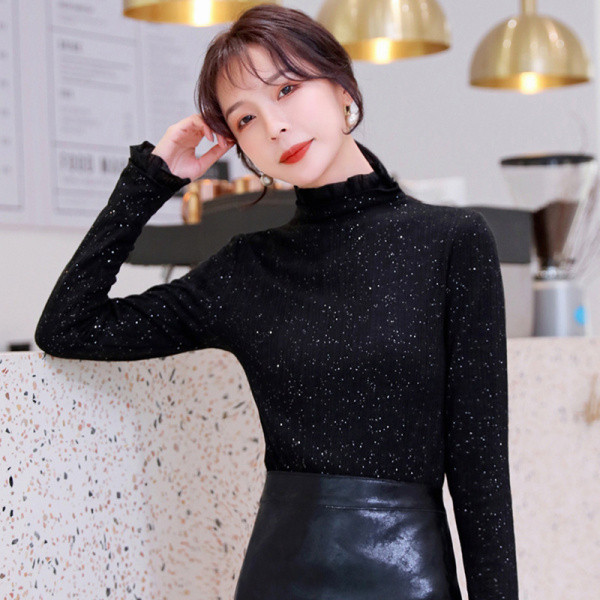 Μοντέρνα γυναικεία μπλούζα σε μαύρο και άσπρο με γυαλιστερό αποτέλεσμα