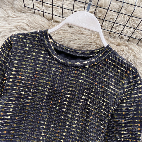 Μοντέρνα κοντή γυναικεία μπλούζα με οβάλ λαιμόκοψη και μακριά μανίκια