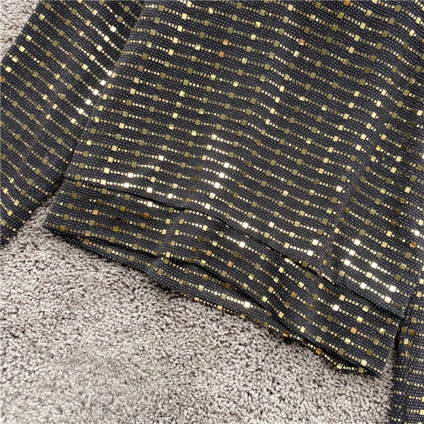 Μοντέρνα κοντή γυναικεία μπλούζα με οβάλ λαιμόκοψη και μακριά μανίκια