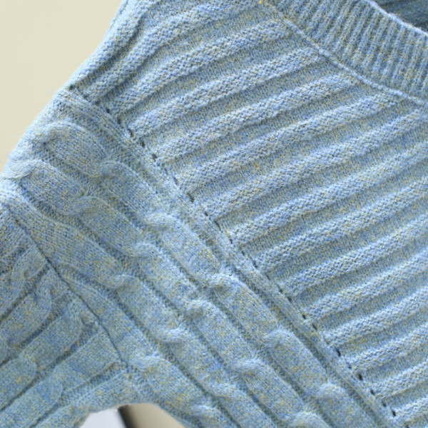 Női téli pulóver spitz nyakkivágással, többféle színben