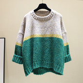 Női téli pulóver kerek nyakkivágással, aszimmetrikus mintával