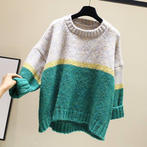 Női téli pulóver kerek nyakkivágással, aszimmetrikus mintával