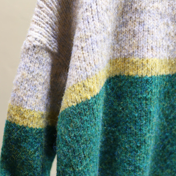 Női téli pulóver kerek nyakkivágással, aszimmetrikus mintával