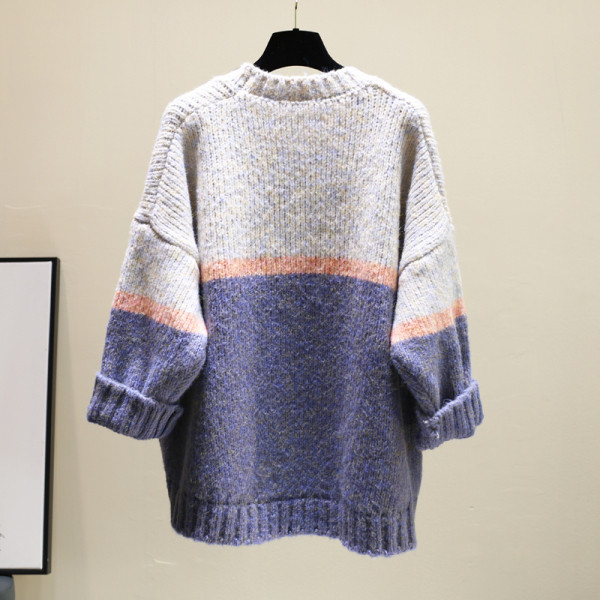 Női téli pulóver kerek nyakkivágással, aszimmetrikus mintával