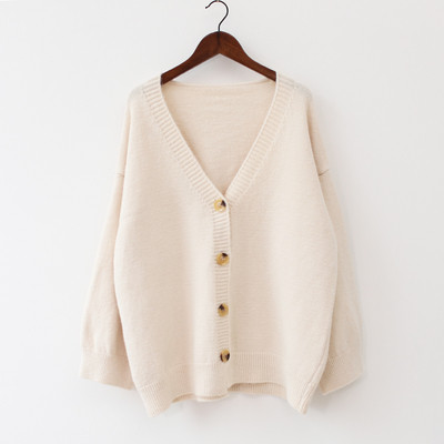 Női kardigán gombokkal és spitz nyakkivágással