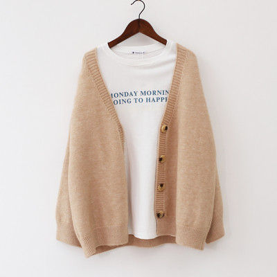 Női kardigán gombokkal és spitz nyakkivágással