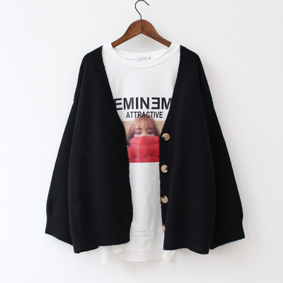 Női kardigán gombokkal és spitz nyakkivágással