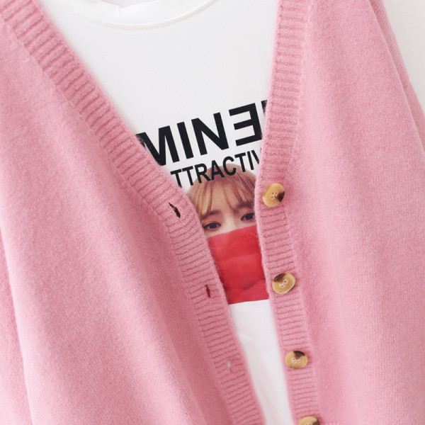 Női kardigán gombokkal és spitz nyakkivágással