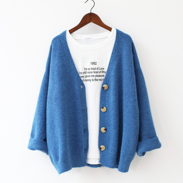 Női kardigán gombokkal és spitz nyakkivágással