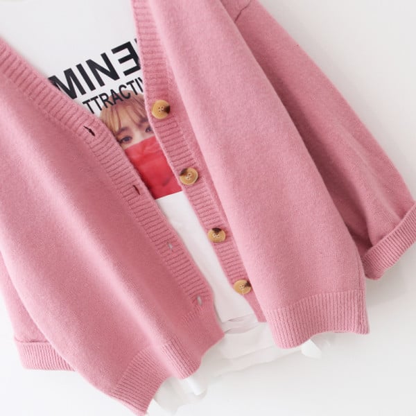 Női kardigán gombokkal és spitz nyakkivágással