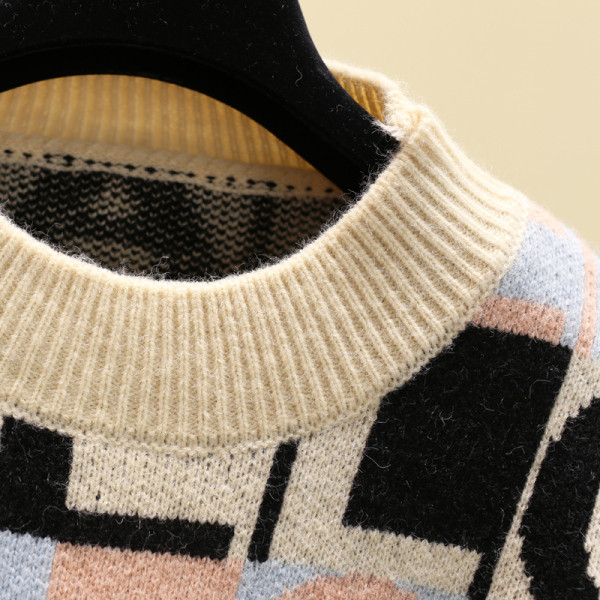 Χειμερινό γυναικείο πουλόβερ με πολύχρωμη εφαρμογή