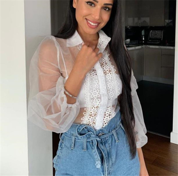 Modern női ing csipkével és gombokkal fehér és fekete színben