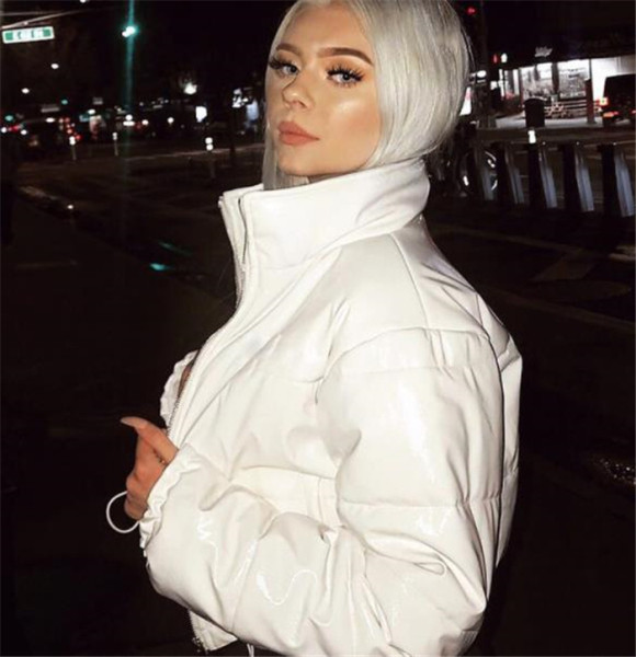 Μοντέρνο χειμωνιάτικο γυναικείο μπουφάν με φερμουάρ και κορδόνια σε λευκό και μαύρο χρώμα