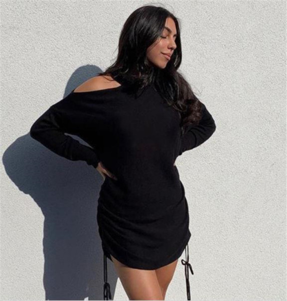 Modern női ruha csupasz váll és nyakkendős fekete színben