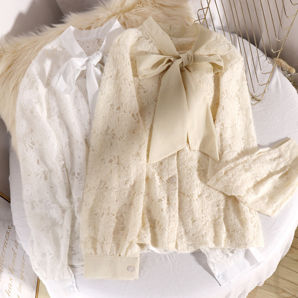 Modern női ing szalaggal és csipkével fekete, fehér és bézs színben