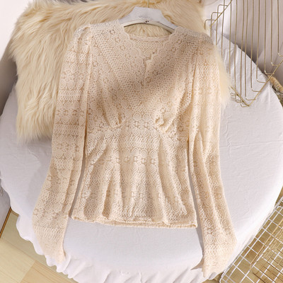 Μοντέρνα γυναικεία μπλούζα με λαιμόκοψη στο μπεζ και λευκό χρώμα