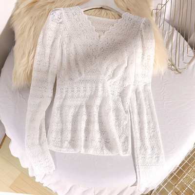 Μοντέρνα γυναικεία μπλούζα με λαιμόκοψη στο μπεζ και λευκό χρώμα