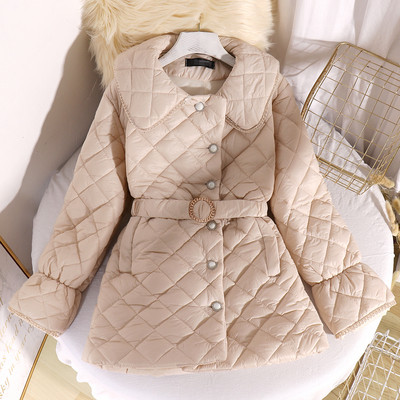 Modern női kabát övvel és gombokkal fekete és bézs színben