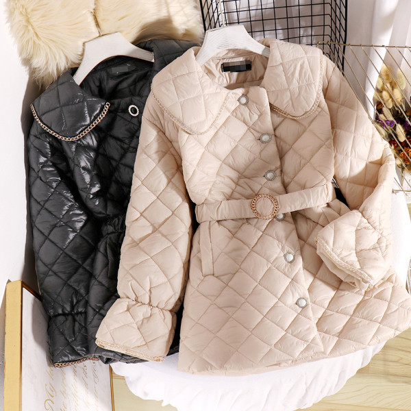 Modern női kabát övvel és gombokkal fekete és bézs színben