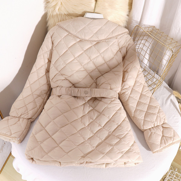 Modern női kabát övvel és gombokkal fekete és bézs színben