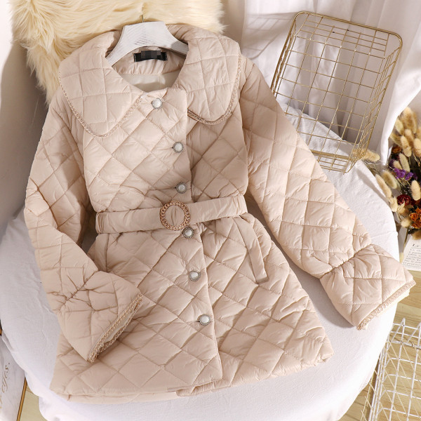 Modern női kabát övvel és gombokkal fekete és bézs színben