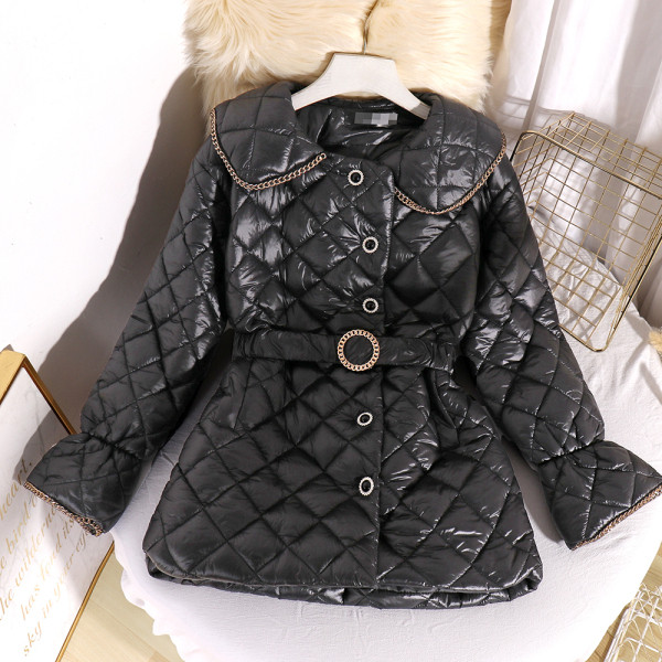 Modern női kabát övvel és gombokkal fekete és bézs színben