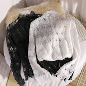 Μοντέρνα γυναικεία δαντελένια μπλούζα με ψηλό γιακά σε λευκό και μαύρο χρώμα