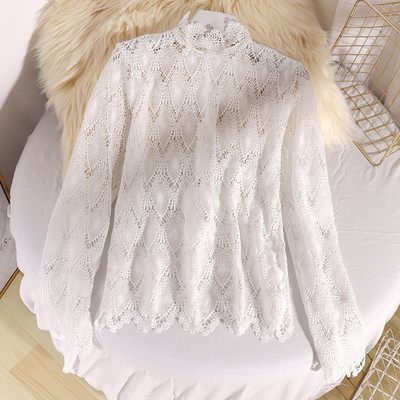 Μοντέρνα γυναικεία δαντελένια μπλούζα με ψηλό γιακά σε λευκό και μαύρο χρώμα